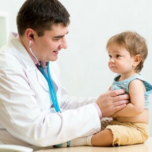 Kind wird von Arzt untersucht (news)
