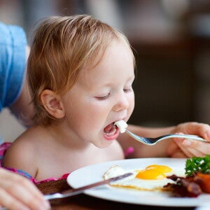 Kind wird gefüttert (news)