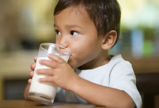 Kind trinkt Milch (news) Kind trinkt Milch (news)