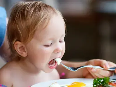 Kind wird gefüttertKind wird gefüttert (news)